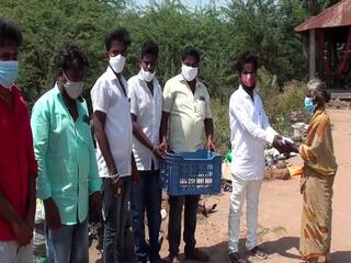 Birthday boy provides free food during lockdown in Thiruvannamalai இந்த முறை கேக் இல்லை.. இது லாக்டவுன் கால பிறந்தநாள் கொண்டாட்டம் -  அசத்திய இளைஞர்!
