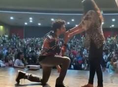 जब Kartik Aryan ने घुटने के बल बैठकर लड़की के हाथ पर कर लिया था किस, खुद वीडियो शेयर कर कही ये बात