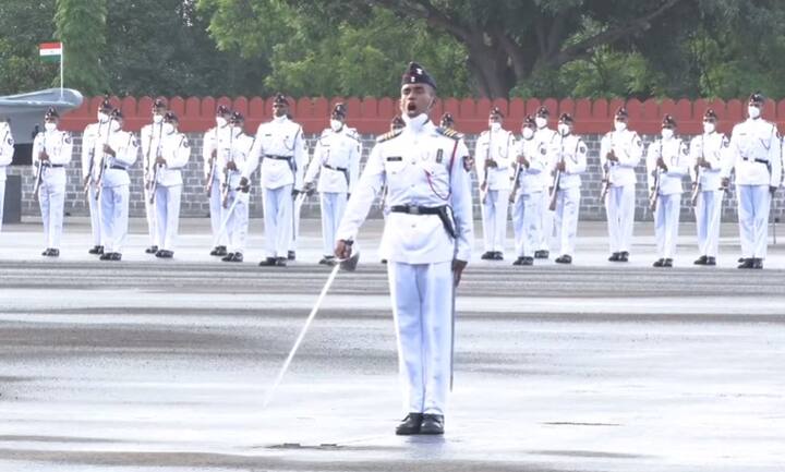 राष्ट्रीय संरक्षण अकादमी, अर्थात एनडीएतून 140 वी तुकडी उत्तीर्ण झाली असून, देशसेवेत रुजू होण्यास सज्ज झाली आहे. या तुकडीची पासिंग आऊट परेड नुकतीच पार पडली. यापूर्वी हबीबुल्लाह सभागृह येथे विद्यार्थ्यांचा पदवीदान सोहळा पार पडला. (छाया सौजन्य- व्हिडीओ स्क्रीनग्रॅब/ Defence Direct Education / युट्यूब)