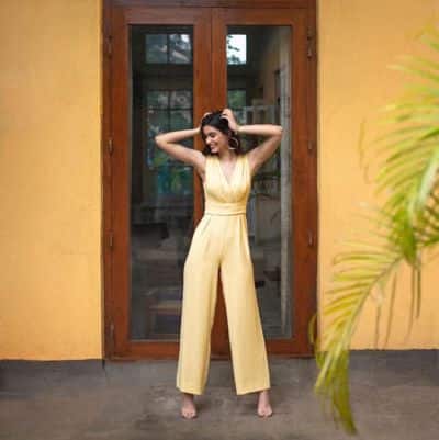 इन गर्मियों में आपके पास भी एक ब्रीज़ी जंपसूट जरूर होना चाहिए. डायना पेंटी को एक पेस्टल येलो जंपसूट में देखा गया, जो एक परफेक्ट समर वियर है. जंपसूट में प्लंजिंग नेकलाइन उनकी खूबसूरती को और उभार रही थी. डायना ने इस आउटफिट को गोल्डन हुप्स और न्यूड सिंड्रेला हील्स के साथ एक्सेसराइज़ किया.