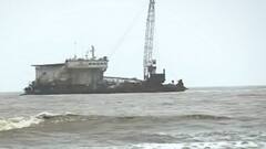 समुद्रात 80,000 लिटर तेलाचा साठा असलेला तराफा खडकावर आदळला, पालघरमधील मच्छिमारांवर संकट