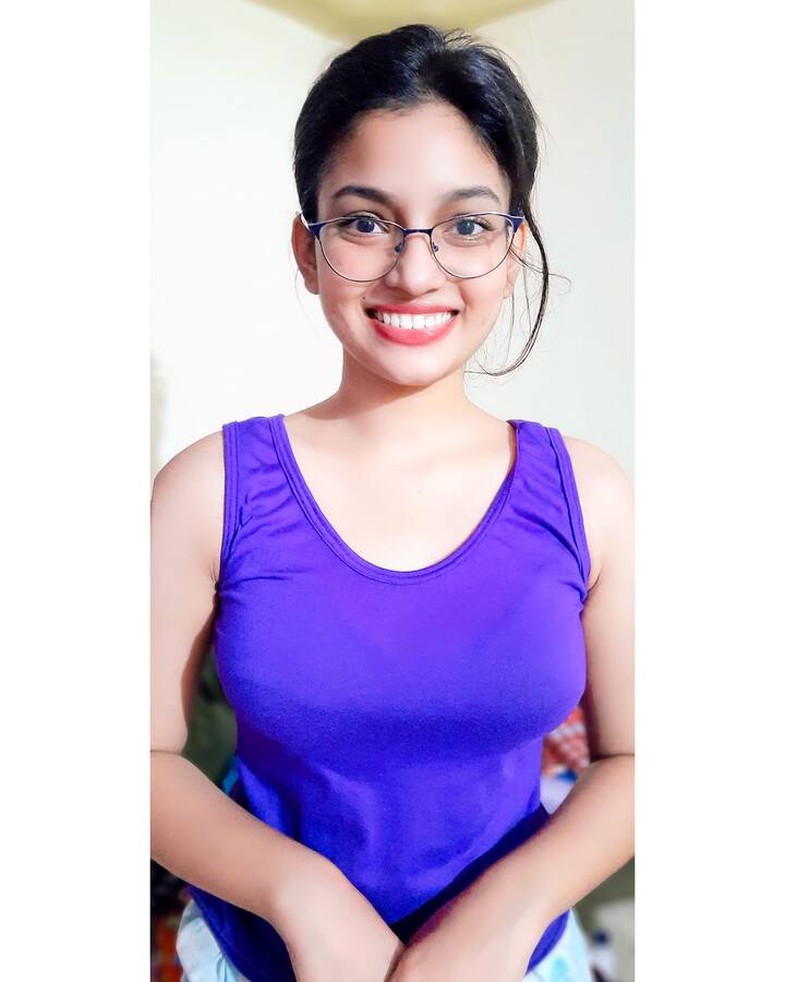 सध्या राजेश्वरीचे जांभळ्या रंगाचा टॉप घातलेला आणि गॉगल लावलेले फोटो चांगलेच व्हायरल झाले आहेत.