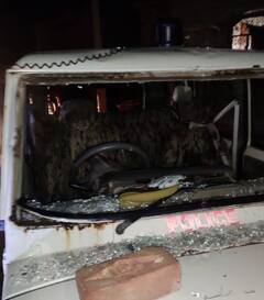 रायबरेली में शराब माफिया पर दबिश देने गई पुलिस टीम के वाहन पर हमला, गाड़ी के शीशे चकनाचूर