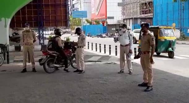 Surat Traffic police banned use of mobiles During ongoing duty રાજ્યના આ શહેરમાં ટ્રાફિક પોલીસને  ચાલુ નોકરીએ મોબાઈલના ઉપયોગ પર પ્રતિબંધ 