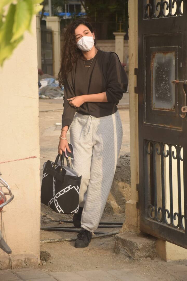 गौहर ने वाइट मास्क लगाया हुआ था. इसके अलावा वह ब्लैक शूज़ और ब्लैक-वाइट बैग कैरी की हुई थीं.