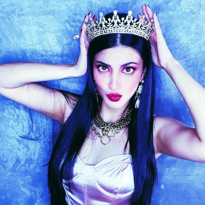 Born to actors Kamal Haasan and Sarika, Shruti Haasan is also an established actress in the South Indian film industry. She has worked in Tamil, Telugu and Hindi movies. (Image courtesy - @shrutzhaasan/Instagram)
