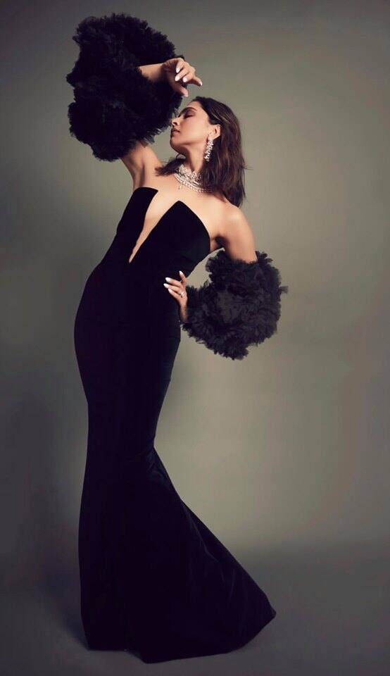 फेमिना ब्यूटी अवार्ड्स के रेड कार्पेट पर दीपिका पादुकोण ने एक क्लासिक ब्लैक गाउन का चुनाव किया. स्ट्रैपलेस गाउन में वी-नेकलाइन और बॉडी-हगिंग सिल्हूट एक्ट्रेस के कर्व्स को खूबसूरती से फ्लॉन्ट कर रहा था.साथ ही पफी ट्यूल स्लीव्स इस लुक में नयापन जोड़ रही थीं.