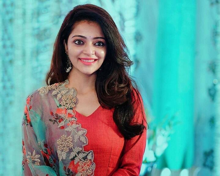 Actress Janani Iyer removes caste surname from her social media pages Janani Social Media: இனி ஜனனி 'ஐயர்' இல்லை.. வெறும் 'ஜனனி' மட்டும்தான்!