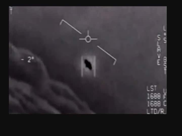 US documentary Filmmaker releases Swarm of UFO's flying video in twitter 'இது ஏலியனா.? சர்ரென பறக்கும் மர்ம பொருள்..' அதிரடியாய் ஆய்வில் இறங்கிய அமெரிக்கா!