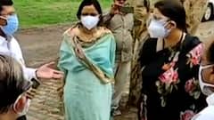स्मृति इरानी ने Amethi में लोगों से बांटा दर्द, RSS नेता के घर भावुक हुईं केंद्रीय मंत्री