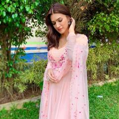 Kriti Sanon से Nora Fatehi तक, पेस्टल कलर के Indian Wear में कमाल दिखती हैं ये हसीनाएं