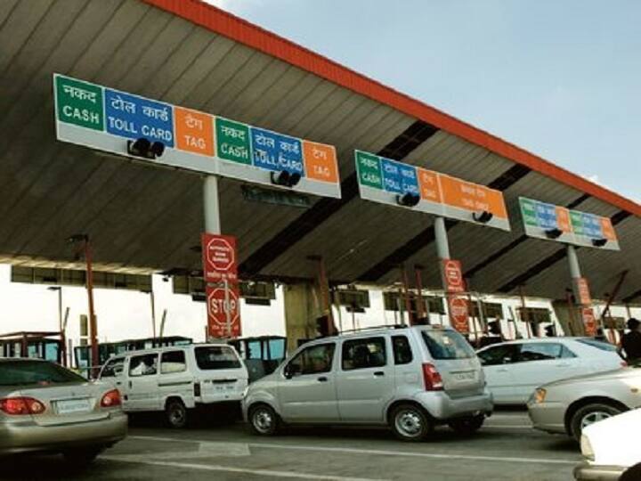 yellow stripe on Mumbais toll plaza has disappeared, trampling on toll rules मुंबईच्या टोल नाक्यावरील पिवळी पट्टी गायब, टोलच्या नियमांची पायमल्ली; कोल्हापुरात मात्र वेगळं चित्र