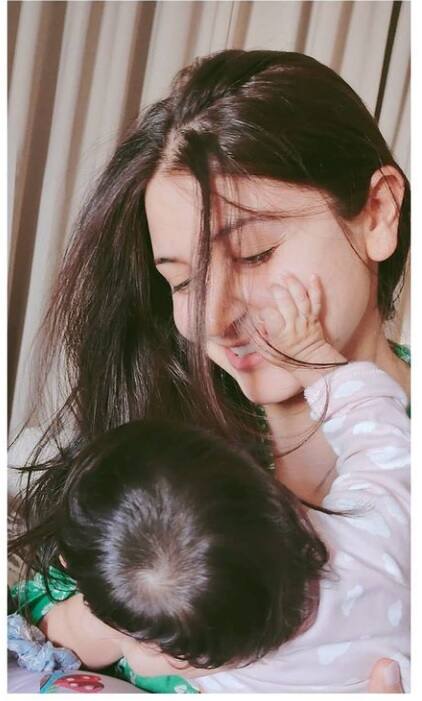 সোশ্যাল মিডিয়ায় ছোট্ট ভামিকার ছবি এর আগেও শেয়ার করেছেন বিরাট ও অনুষ্কা দুজনেই। তবে সব ছবিই পিছন থেকে। কোনও ছবিতেই স্পষ্ট নয় ভামিকার মুখ।