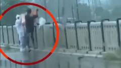 UP के Balrampur में नदी में कोविड संक्रमित मरीज शख्स का शव फेंकते दिखे दो लोग, वीडियो वायरल