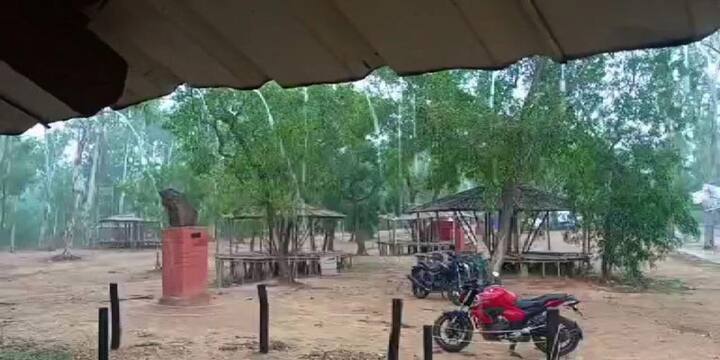 অন্যদিকে, উত্তরবঙ্গের দু-একটি জেলায় ভারী বৃষ্টির পূর্বাভাস দেওয়া হয়েছে।‌ রাজ্যে চলছে প্রাক বর্ষা। নির্ধারিত সময়ে বাংলাতেও শুরু হচ্ছে বর্ষা, এমনটাই বলছেন আবহাওয়াবিদরা। রায়গঞ্জে প্রবল বৃষ্টি, জলমগ্ন অধিকাংশ রাস্তা। রায়গঞ্জ পুরসভার ২৭টি ওয়ার্ডের মধ্যে ২০টি ওয়ার্ডই জলমগ্ন। দক্ষিণ দিনাজপুরেও ঝড়-বৃষ্টির সম্ভাবনা রয়েছে।