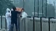 VIDEO: PPE Kit पहनने शख्स ने नदी में फेंक दिया कोरोना संक्रमित का शव | Mudde Ki Baat