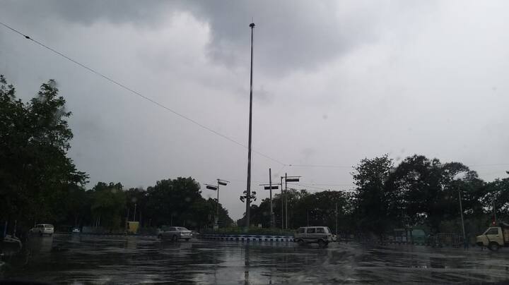 আরও একটি ঘূর্ণাবর্ত রয়েছে পূর্ব মধ্য আরব সাগর এবং কর্ণাটক উপকূলে। এর প্রভাবে দক্ষিণের বেশকিছু রাজ্যে ভারী বৃষ্টির পূর্বাভাস। কেরল ও কর্নাটকে অতি ভারী বৃষ্টির সম্ভাবনা।