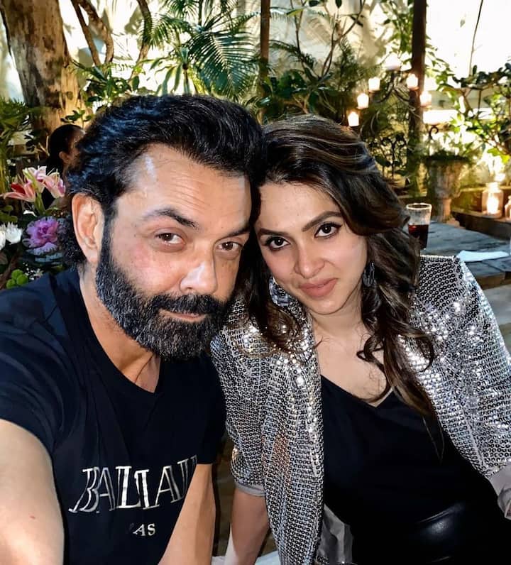 वैसे बीते 2 साल बॉबी के करियर के लिए बेहद ही खास रहे हैं उनकी आश्रम वेब सीरीज कमाल हिट रही है तो साथ ही उनकी हाउसफुल 4 भी सुपरहिट साबित रही. अब वो लव हॉस्टल में नजर आएंगे.(फोटो - सोशल मीडिया)