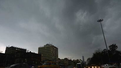 Weather updates: Weather office predicts rain and thunderstorm in Kolkata and North 24 Paraganas within few hours Weather update:কিছুক্ষণের মধ্যেই কলকাতা ও উত্তর ২৪ পরগনায় বজ্রবিদ্যুৎ-সহ বৃষ্টির পূর্বাভাস
