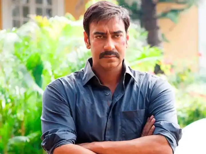 अजय देवगन को उंगलियों की बदबू से नफरत है और इसलिए वे चाकू और कांटे से खाना खाते हैं. इसके अलावा वह इसी वजह से लोगों से हाथ मिलाने से भी बचते हैं.