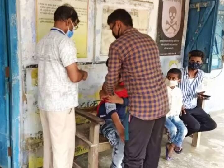 no health facility in the village of the first president of the country water dripping from the building treatment on bench ann देश के प्रथम राष्ट्रपति के गांव में भी स्वास्थ्य सुविधा नहीं, भवन से टपकता पानी; बेंच पर होता इलाज