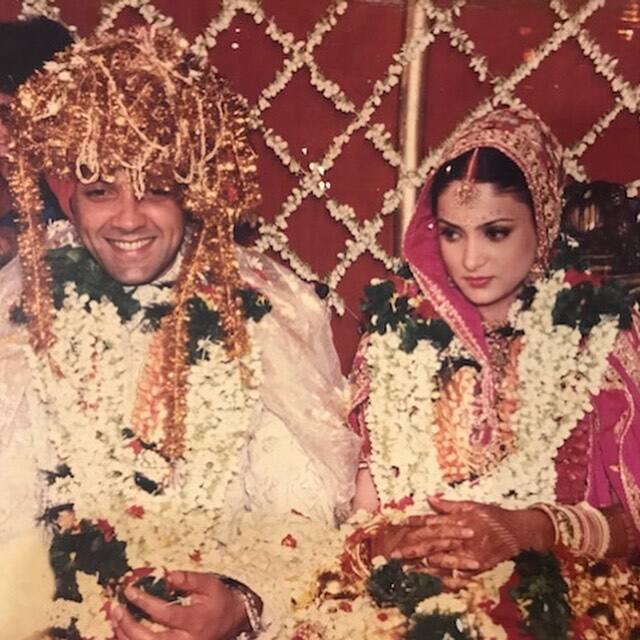 शादी की तस्वीर शेयर करते हुए बॉबी ने लिखा- मेरा दिल, मेरी आत्मा, तुम मेरी दुनिया हो. मैं हमेशा तुमसे प्यार करता हूं और करता रहूंगा. शादी की 25वीं सालगिरह मुबारक हो.(फोटो - सोशल मीडिया)