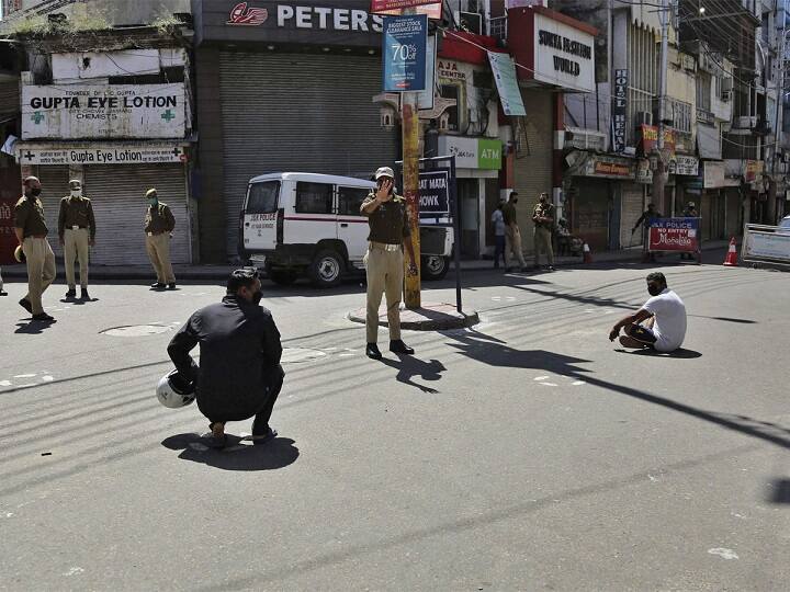 Lockdown Violation | ஆற்றில் ஆட்டம்போட்ட இளைஞர்களுக்கு தோப்புக்கரண தண்டனை! uttar pradesh police roaming in lake area for lock down time lockdown violation Lockdown Violation | ஆற்றில் ஆட்டம்போட்ட இளைஞர்களுக்கு தோப்புக்கரண தண்டனை!