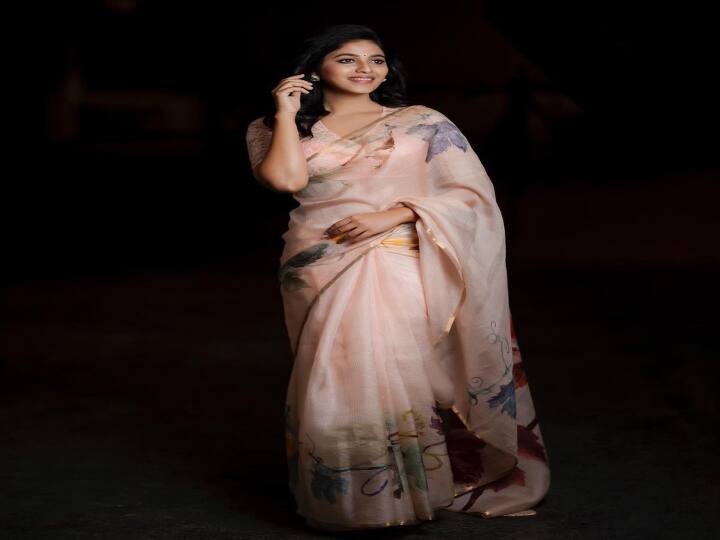 சீதாமா வக்கிட்லோ சிரிமல்லே சேட்டு மற்றும் கீதாஞ்சலி படங்களில் நடித்ததற்காக சிறந்த நடிகைக்கான இரண்டு நந்தி விருதுகளையும் பெற்றார்.