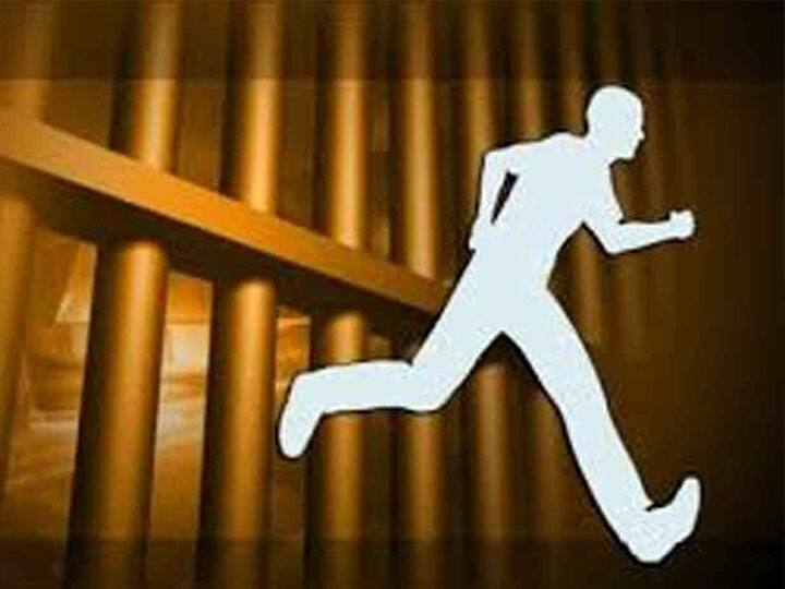 उन्नाव: सुरक्षा कर्मियों को चकमा देकर जेल के कृषि फार्म से फरार हुआ कैदी, तलाश में जुटी पुलिस prisoner absconding from Unnao jail uttar pradesh उन्नाव: सुरक्षा कर्मियों को चकमा देकर जेल के कृषि फार्म से फरार हुआ कैदी, तलाश में जुटी पुलिस