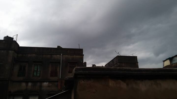 অন্যদিকে কর্ণাটক উপকূলেও একটি ঘূর্ণাবর্ত অবস্থান করায় সক্রিয় হয়েছে দক্ষিণ পশ্চিম মৌসুমি বায়ু। উত্তর প্রদেশ ও বিহার সংলগ্ন এলাকায় একটি ঘূর্ণাবর্ত রয়েছে। এর প্রভাবে বিহার ও উত্তরপ্রদেশের আগামী ২৪ ঘণ্টায় ভারী বৃষ্টির সম্ভাবনা রয়েছে।