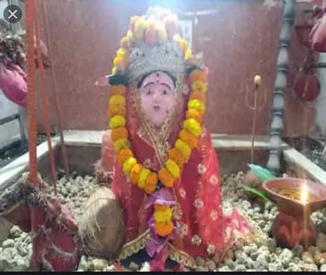 Vandevi Mandir stones are offered to the goddess in this temple know about this tradition Vandevi Mandir: एक ऐसा मंदिर जहां देवी मां को फल-फूल नहीं बल्कि चढ़ाए जाते हैं पत्थर, जानें कथा