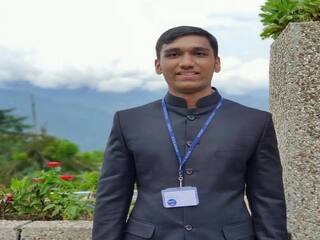 IAS Success Story: 10वीं के बाद शुरू की UPSC की तैयारी, जानिए पहले ही प्रयास में IAS बनने वाले वैभव की सफलता का राज
