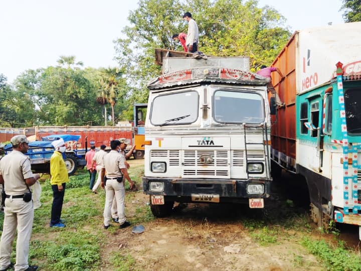 बिहारः दो ट्रकों में जुगाड़ के जरिए बनाया था स्पेशल बॉक्स, पुलिस ने जांच की तो मिली 50 लाख की शराब