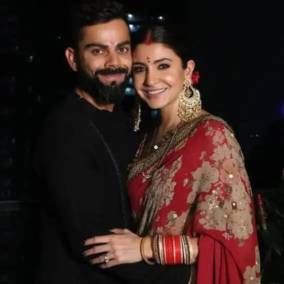 অনুষ্কা শর্মা- লাল রঙের শাড়িতেও নজর কেড়েছেন বলিউড অভিনেত্রীরা। অনুষ্কা শর্মা একেবারে ট্র্যাডিশনাল ভাবে এই শাড়ি ক্যারি করেছিলেন। কপালে সিঁদুর, খোঁপাবাঁধা চুল, বড় ইয়ারিংয়ে নজর কেড়েছিলেন তিনি।