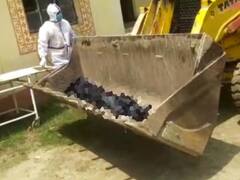 बिहारः शर्मनाक! कोरोना संक्रमित की मौत के बाद जेसीबी से ले गए शव, परिसर में खड़ी थीं दो-दो एंबुलेंस