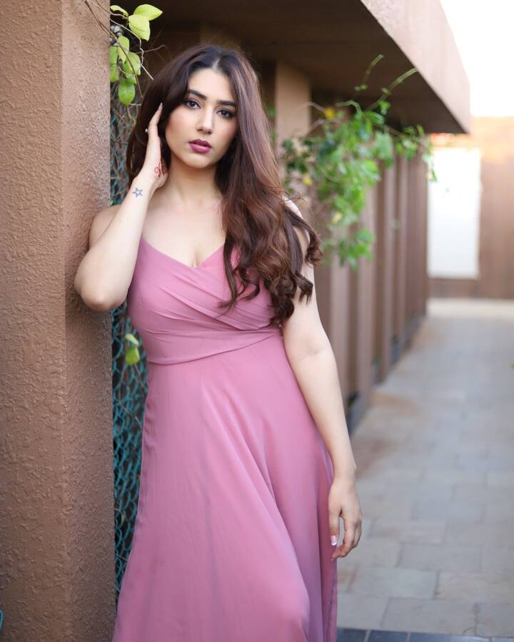 ब्वॉयफ्रेंड राहुल वैद्य के बाद मेकर्स ने एक्ट्रेस दिशा परमार को अप्रोच किया है, और माना जा रहा है कि दिशा इस सीजन में बतौर कंटेस्टेंट दिखाई भी दे सकती हैं.