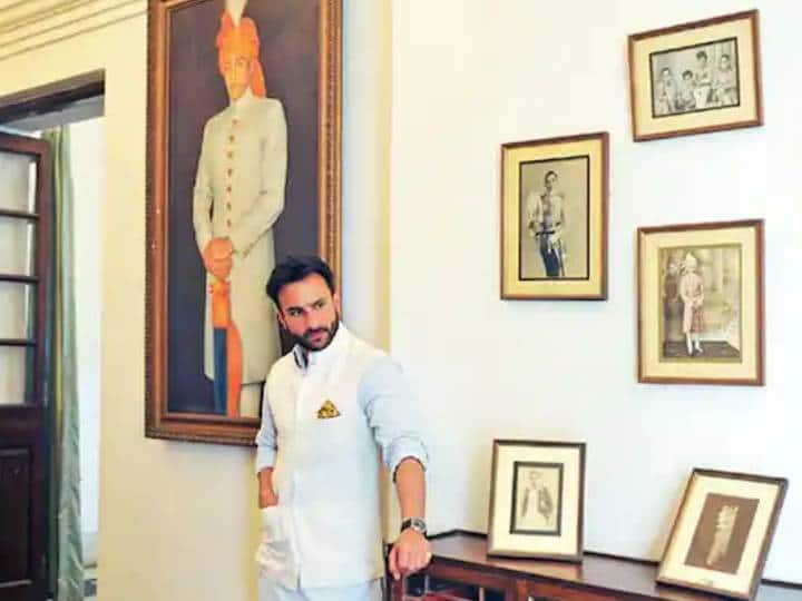 बॉलीवुड एक्टर सैफ अली खान टॉयलेट में काफी वक्त बिताते हैं और उनके बाथरूम में एक टेलीफोन कनेक्शन के साथ एक लाइब्रेरी भी है.