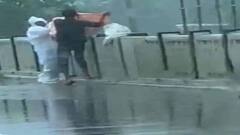 UP COVID-19 death: সেতু থেকে নদীর জলে করোনা আক্রান্তের দেহ ফেলার ছবি ভাইরাল, ফের অমানবিকতা উত্তরপ্রদেশে