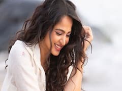 நீயே மண் மின்னும் வெண்தாரகை  உள்ளங்கை சேர்ந்த பூங்காரிகை - அனுஷ்கா ஷெட்டி