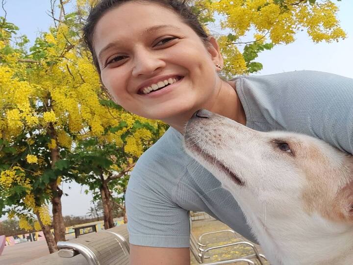 இவர் பிறப்பால் கோவா பிரதேசத்தைச் சேர்ந்தவர். இவருக்கு  தமிழ், ஆங்கிலம், இந்தி, தெலுங்கு, மலையாளம் மற்றும் பிரஞ்சு மொழிகள் நன்றாக தெரியும்