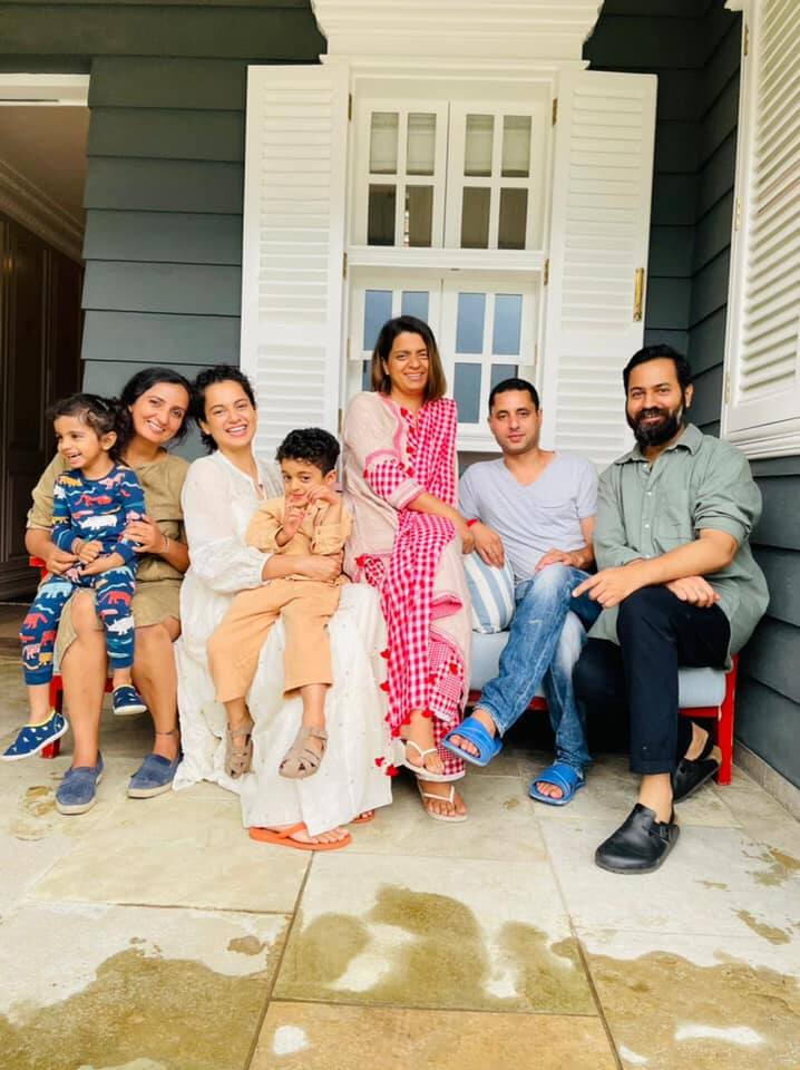 মানালির বাড়িতেই সময় কাটাচ্ছেন প্রিয়জনদের সঙ্গে। ছবি শেয়ার করার পাশাপাশি ধন্যবাদ জানিয়ে ক্যাপশনও লিখেছেন তিনি।