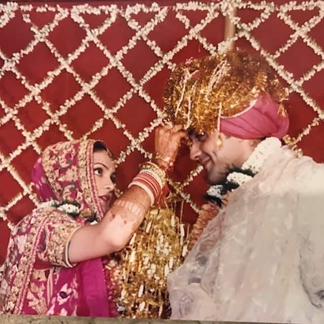 बॉबी देओल की शादी तान्या के साथ 30 मई, 1996 को हुई थी. उसी दिन की कुछ खास तस्वीरें आज शादी की 25वीं सालगिरह पर अभिनेता ने शेयर की हैं और एक रोमांटिक नोट पत्नी के लिए लिखा है.(फोटो - सोशल मीडिया)