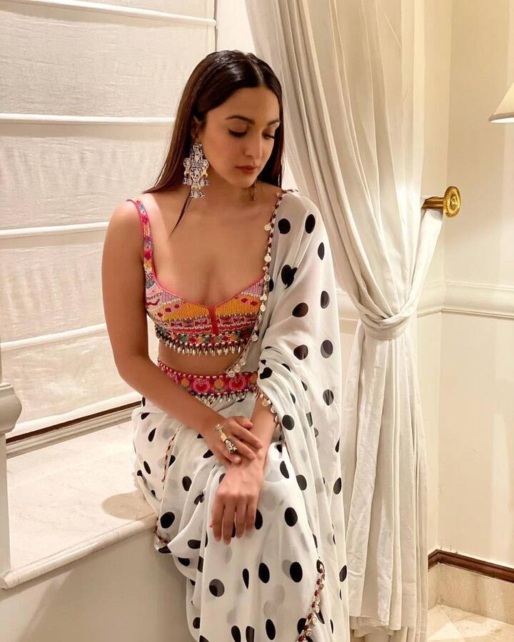 Kiara Advani- कियारा ने एक कलरफुर ब्लाउज के साथ  क्लासिक ब्लैक एंड व्हाइट प्रिंट वाली पोल्डा डॉट साड़ी को पहना था. कियारा के इस लुक को हर किसी ने पूरे नंबर दिए.