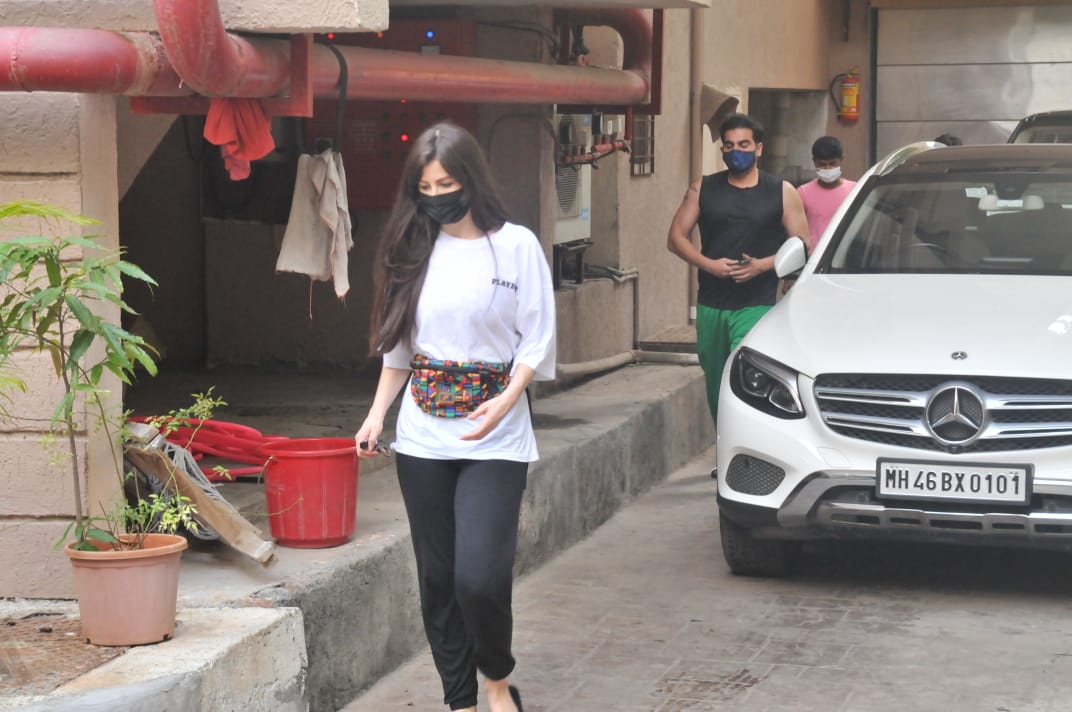 कंपकंपाते हुए दिखीं Hina Khan तो स्कूटर की सवारी करती दिखीं Shilpa Shetty, देखें Instant Bollywood यहां