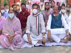 Dehradun में मौन उपवास पर कांग्रेस नेता, बढ़ती महंगाई के विरोध में किया प्रदर्शन