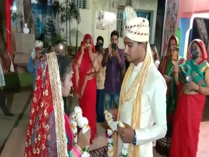 Amid lockdown couple got married in police station in presence of police in kaimur ann ना बैंड-बाजा, ना बारात; लॉकडाउन में थाने में बजी 'शहनाई', पुलिस की मौजूदगी में प्रेमी युगल ने की शादी