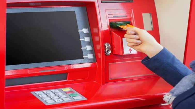 RBI Allows Banks To Raise Charges For ATM Withdrawals ATM मधून पैसे काढणं आता होणार महाग, दरामध्ये वाढ करण्याची RBI ची परवानगी