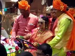 साईड सबकुछ; लग्न मंडपात नववधूची चक्क ट्रॅक्टर चालवत 'सैराट' स्टाईल एंट्री