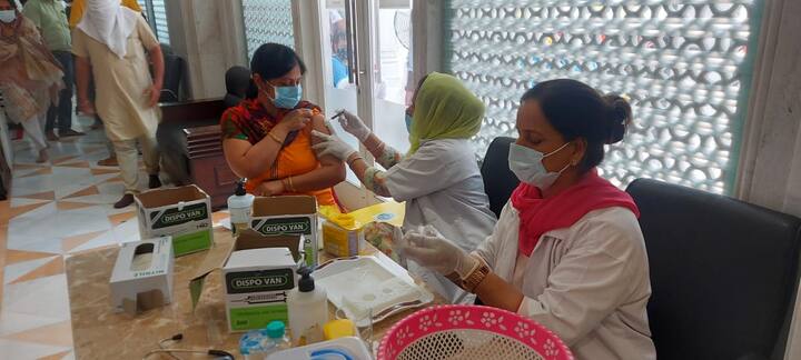 ਅੱਜ ਤੀਜੇ ਦਿਨ ਵੀ 250 ਦੇ ਕਰੀਬ ਲੋਕਾਂ ਨੂੰ ਵੈਕਸੀਨ ਲਾਉਣ ਦਾ ਟੀਚਾ ਹੈ। ਡਾਕਟਰਾਂ ਮੁਤਾਬਕ ਇਥੇ ਕੋਵੈਕਸੀਨ ਦੀ ਪਹਿਲੀ ਡੋਜ਼ ਹੀ ਲਾਈ ਜਾ ਰਹੀ ਹੈ ਤੇ ਬਕਾਇਦਾ ਸਰਟੀਫਿਕੇਟ ਵੀ ਲਾਭਪਾਤਰੀਆਂ ਨੂੰ ਦਿੱਤਾ ਜਾਂਦਾ ਹੈ।