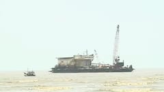 Mumbai के समुद्र किनारे फंसे Barge में जमा है 80 हजार Litre Diesel, जानें कैसे रुकेगा तेल का रिसाव